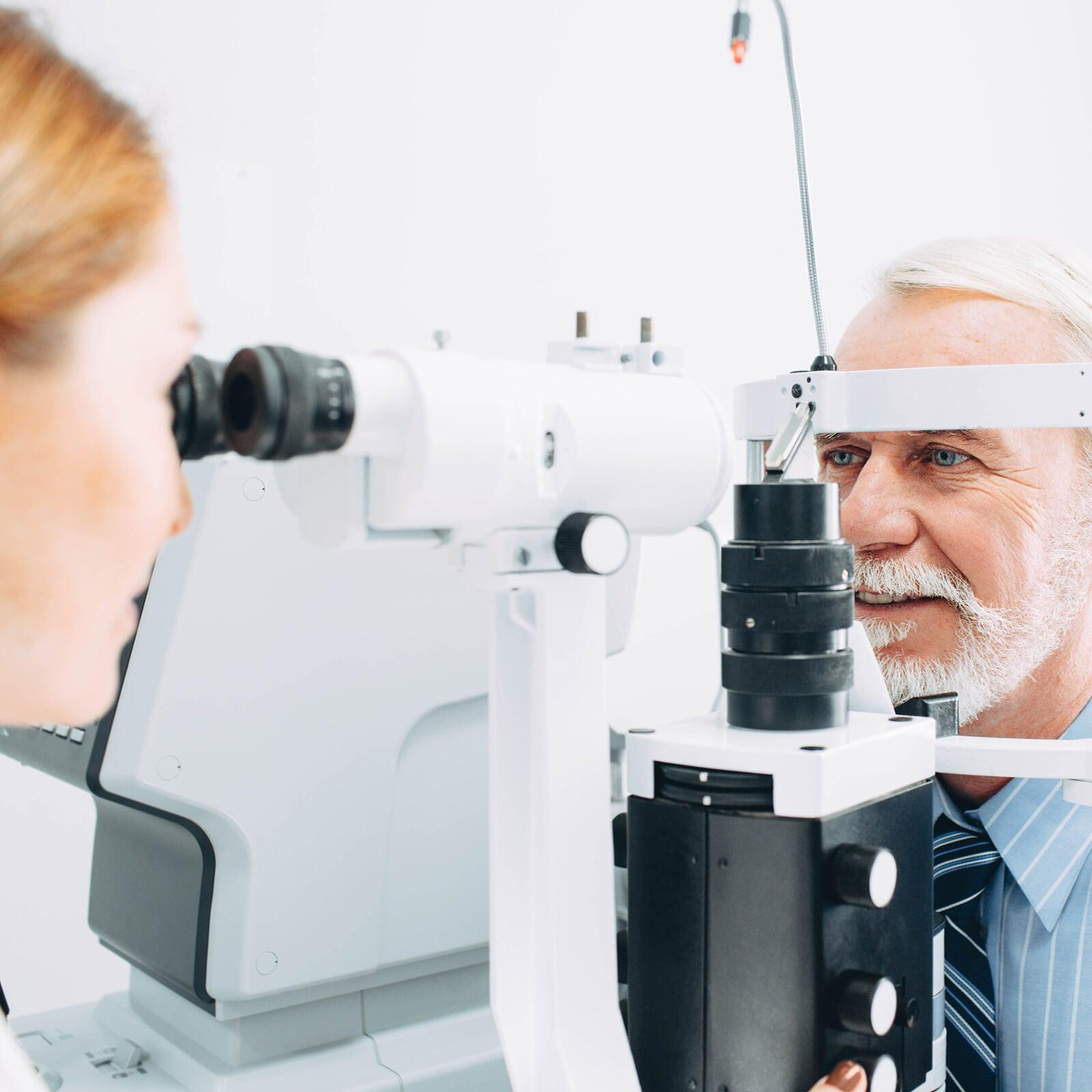 Älterer Herr wird an einer Spaltlampe untersucht.